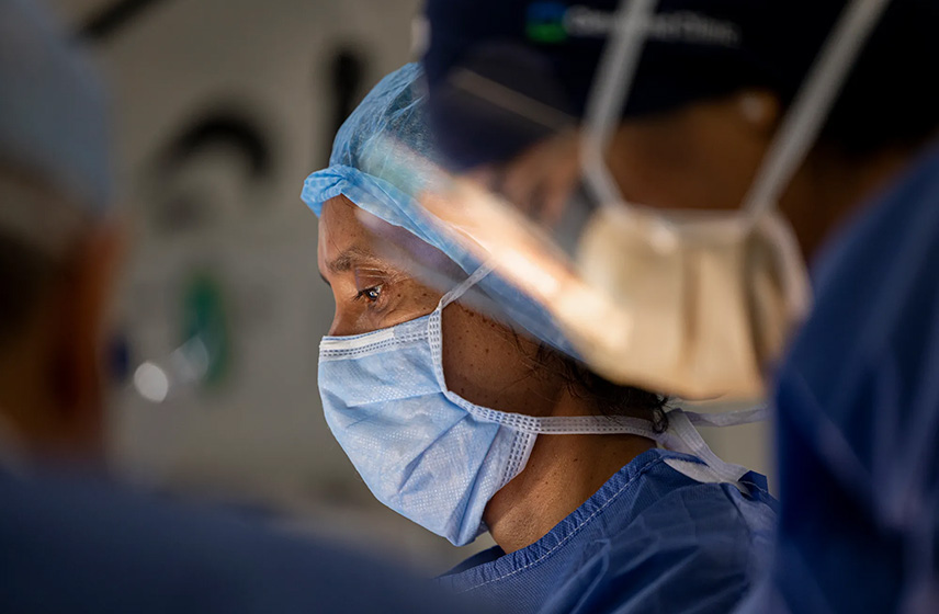 A profile image of a Cleveland Clinic Caregiver performing gallbladder surgery.
