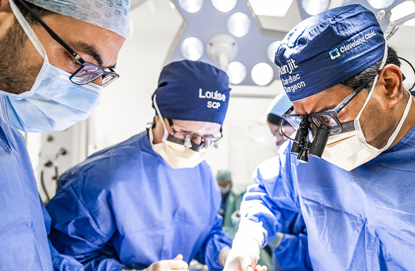 Consultants during heart surgery | Cleveland Clinic London