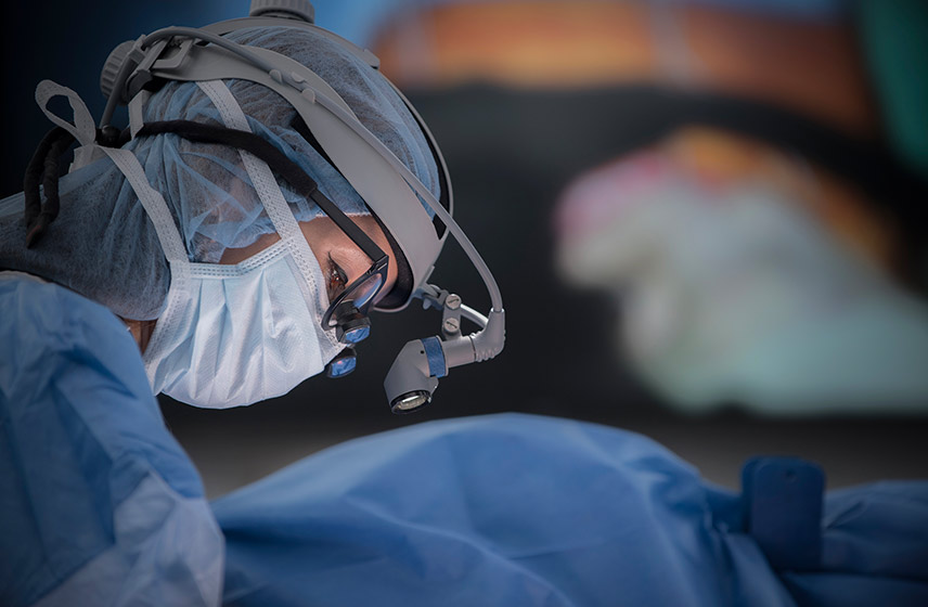 Cleveland Clinic London doctor performing thoracic surgery